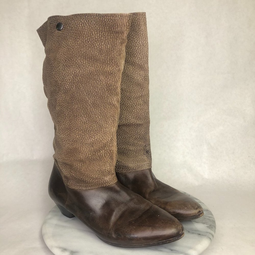Double layered boot with textured leather, leather sole, made in Italy Size 40